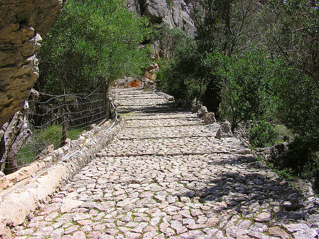 Der alte Pilgerweg ist sehr steinig