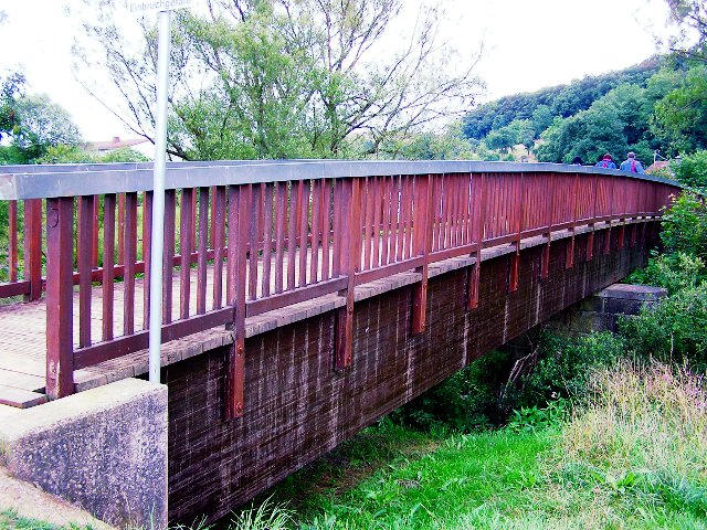 Barfuß Nahe Brücke